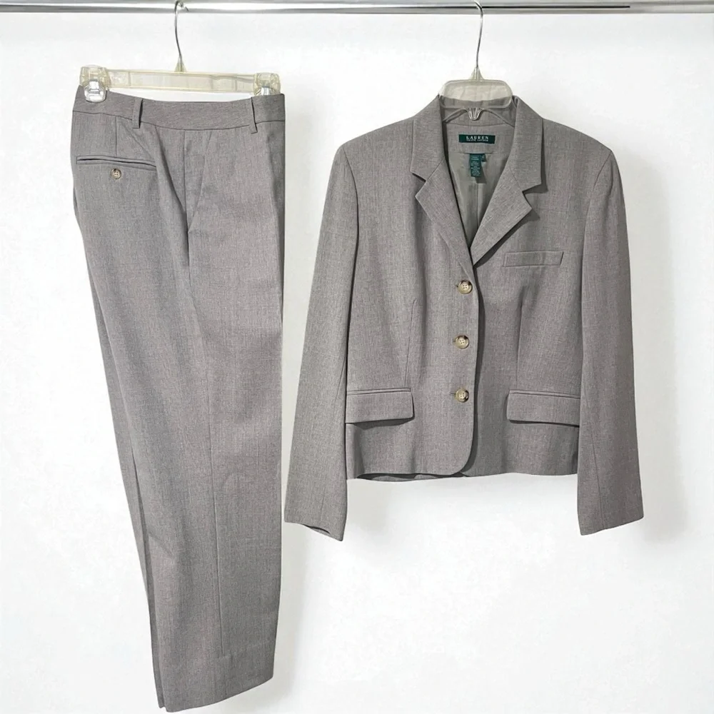 Lauren Ralph Lauren Classic Gray Suit with three  Buttons Closure.☑️
